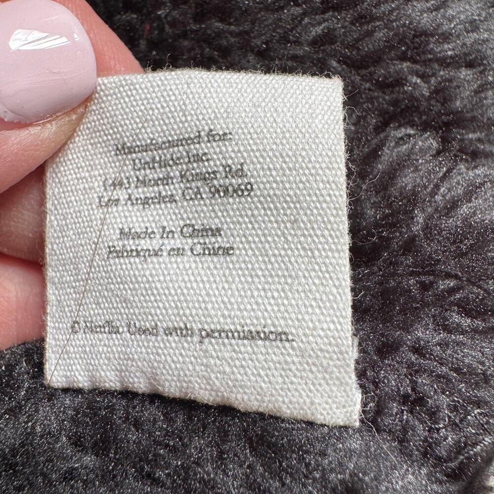 NETFLIX X UNHIDE No Fur All Chill Shleepy Binger Blanket Robe Black Hoody Cozy - Picture 10 of 12